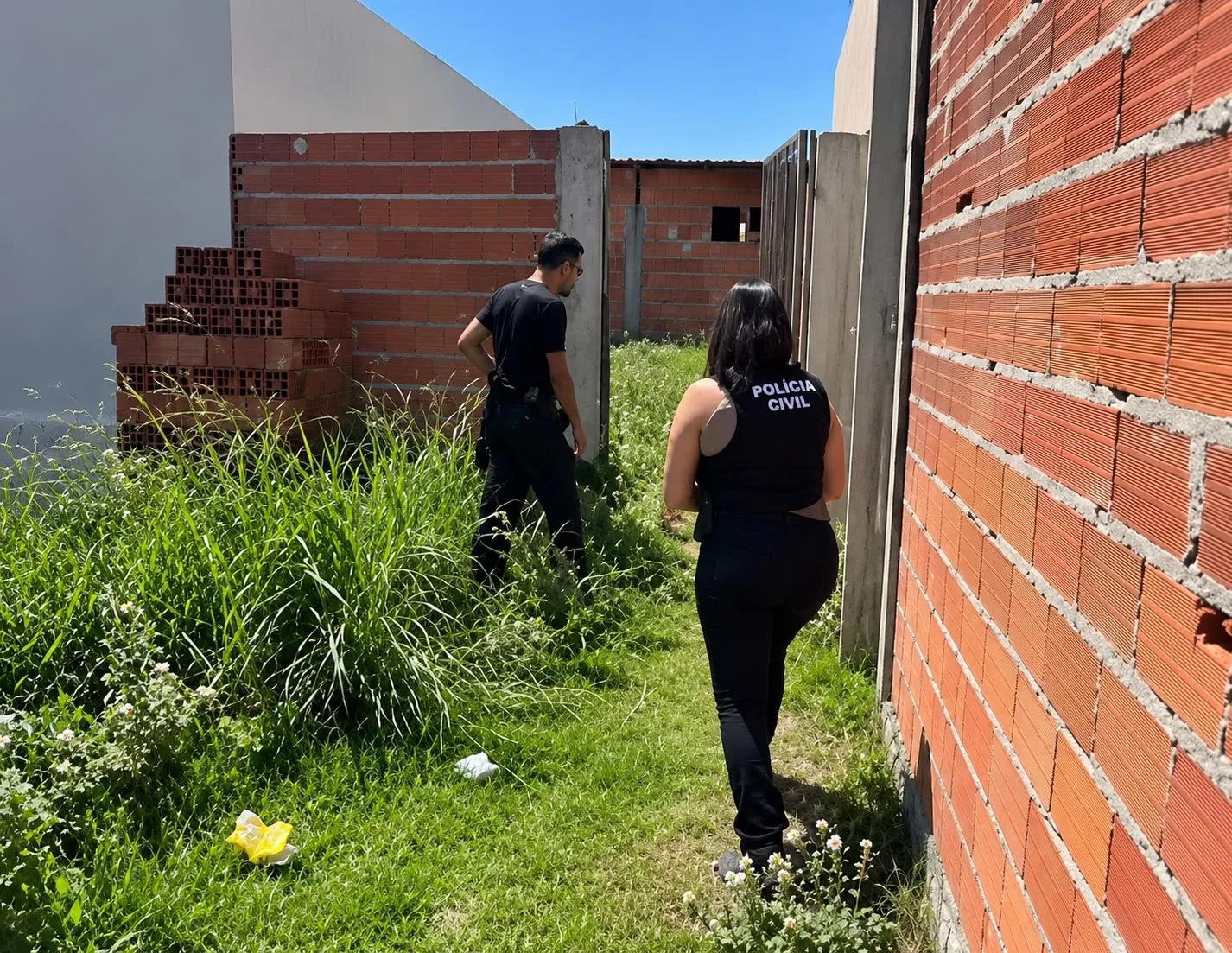 Cão em estado esquelético é resgatado pela polícia após arrombamento de casa; Veja vídeo