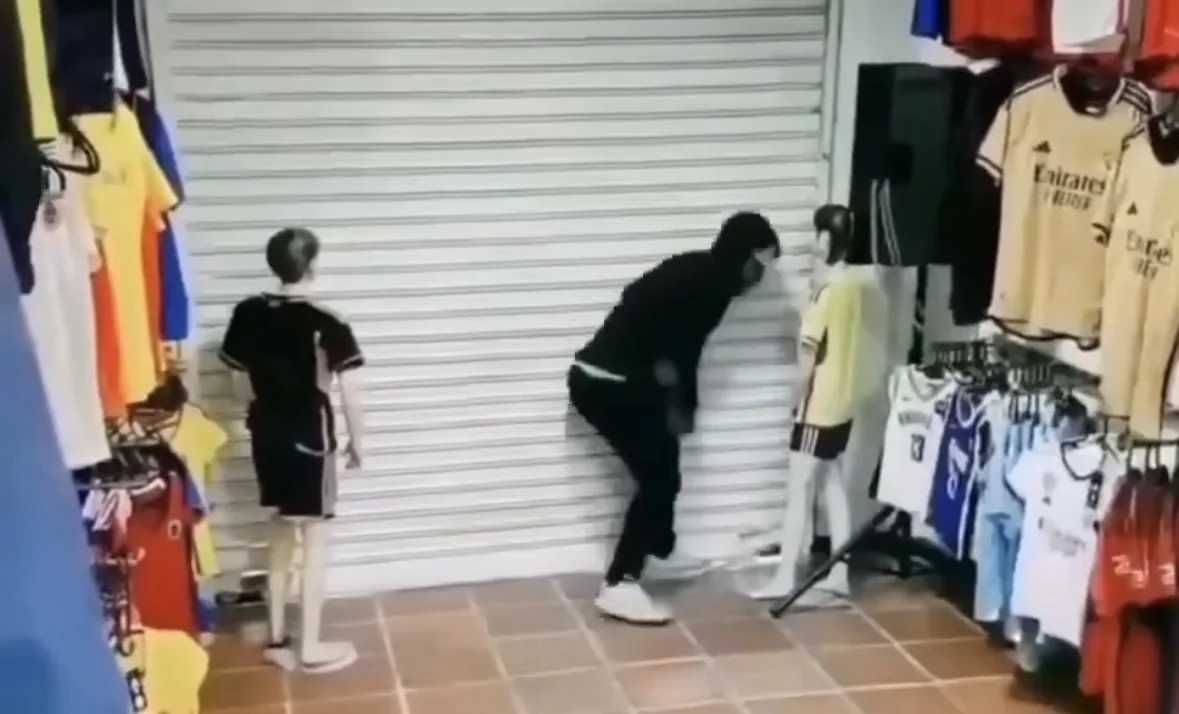 Dono baixa porta de aço durante assalto e deixa ladrões presos dentro da loja; Veja vídeo