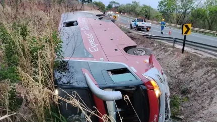 Ônibus da Expresso São Luiz tomba na Serra da Petrovina e deixa dois feridos em MT