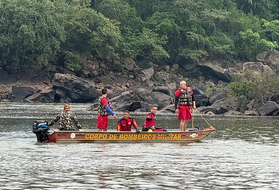 Homem desaparece após se afogar em cachoeira e mobiliza mergulhadores em Santa Rita do Trivelato; veja vídeo