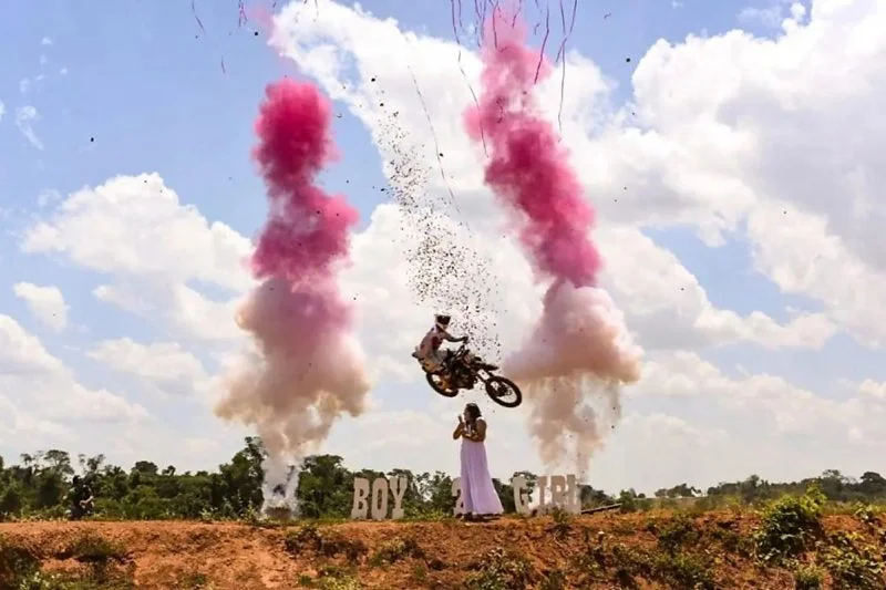 Casal de Pontes e Lacerda transforma pista de motocross em cenário para chá revelação; veja vídeo