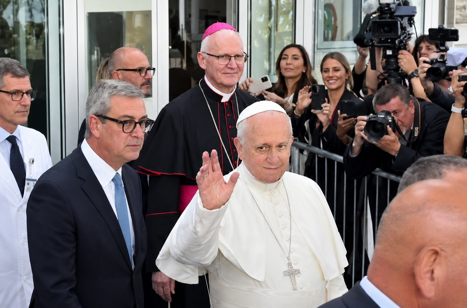 Papa Leão XIV deixa hospital após cirurgia e conduz Angelus; veja vídeo