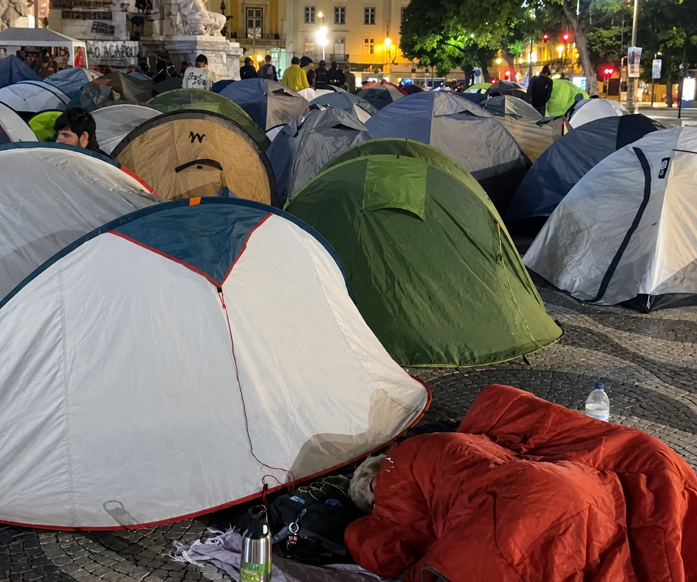 Manifestantes acampam com dezenas de tendas durante protesto por habitação; veja vídeo