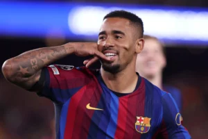 Gabriel Jesus ganha primeira chance como titular no Barcelona após lesão de Raphinha