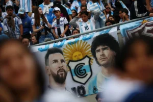 Torcedores transformam despedida de Messi em festa com homenagens no Monumental