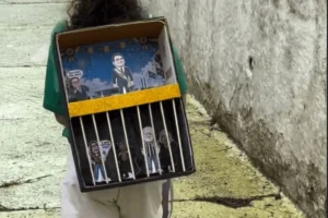 Mãe cria mochila maluca com Flávio Bolsonaro presidente e Lula na prisão; veja vídeo
