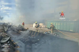 Incêndio de grandes proporções atinge galpão de recicláveis e mobiliza equipes de bombeiros; veja vídeo