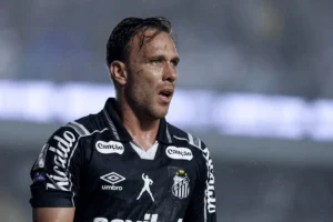 Arthur sofre lesão muscular e desfalca Santos em confronto contra o Flamengo